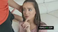 Afspelen Stiefvader Juan Largo kan de volwassen charme van de jonge Gia Paige niet weerstaan