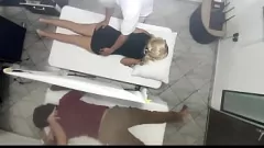 تشغيل تم القبض عليه على الشريط: حمار زوجة لاتينا الضخمة مارس الجنس خلال جلسة التدليك للزوجين