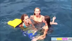 Abspielen Heißer lesbischer Teenager -Tease im Bootsurlaub