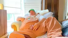 Reproduzir O velho papai gordinho do homem com um pau enorme tem um grande gozado