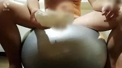 Afspelen Masturbatie chaoshem: sexy spierman ejaculeert op balansbal