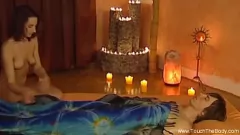 Reproduzir A massagem do petróleo se torna íntima: Desi Milf e Lover White