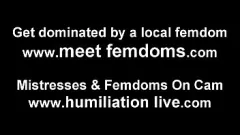 Jouer Rouge Femdom écrase les balles de Sub dans POV BDSM FETISH SESSION