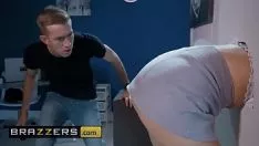 تشغيل تدليك امرأة سمراء في كس مشعر ويمسح من قبل المعالج