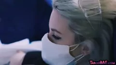 Jouer Covid 19 Quarantine: la coppia di adolescenti mascherata diventa piena di footjob e cazzo
